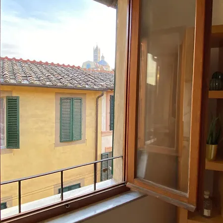 A Due Passi Da Piazza Сієна