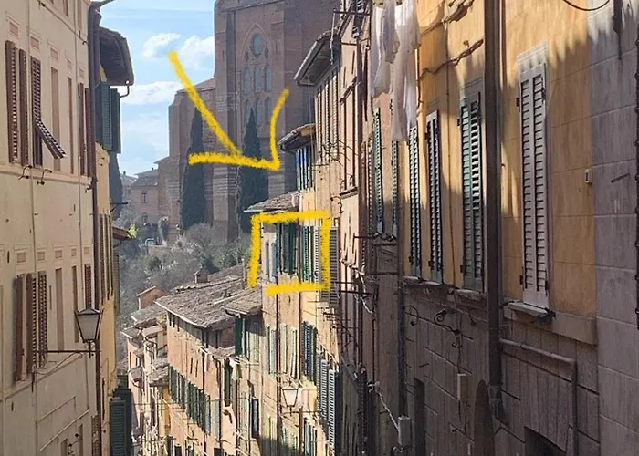 A Due Passi Da Piazza シエーナ